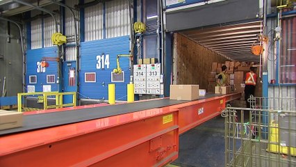 Postes Canada continue de crouler sous les colis