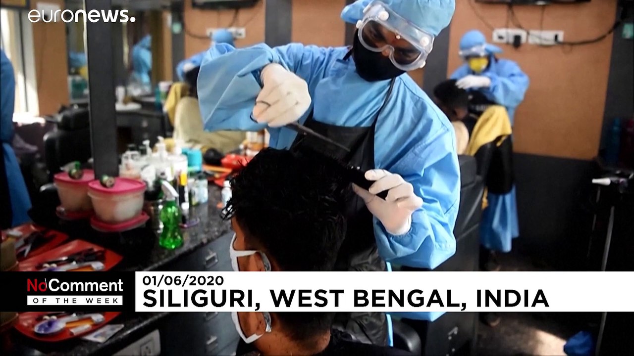 Wuscheliger roboterhund verteilt desinfektionsmittel