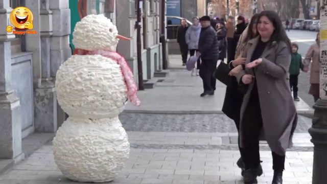 SCARY SNOWMAN PRANK 2020 - Hidden Camera Practical Joke