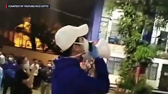 Pasig Mayor Vico Sotto checks on quarantined residents