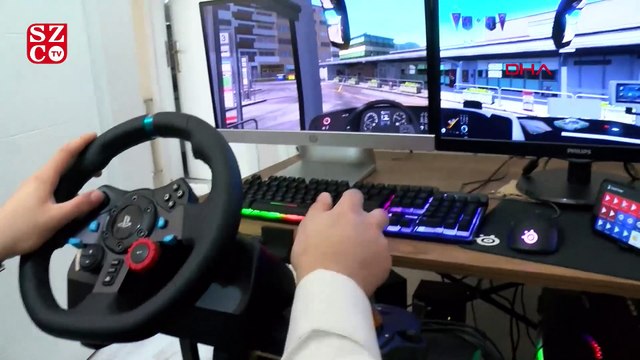 Simülasyon oyununda otobüs kullanan Onur, canlı yayınlara takım elbiseli ve emniyet kemerli çıkıyor