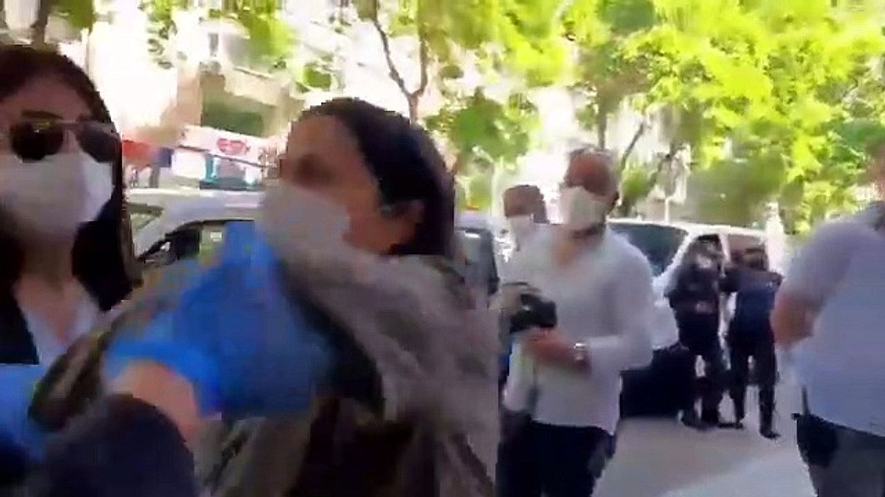 Eylem yapmak isteyen KHK'lı mimar Alev Şahin, polis tarafından yerlerde sürüklendi