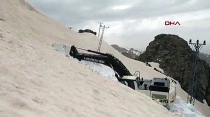 Yüksekova'da karla mücadele
