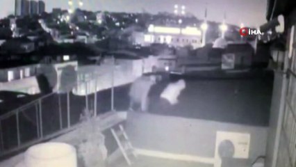 Hırsızlar bu kez kapıdan değil çatıdan girdi.. O anlar kamerada