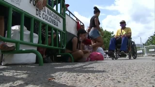 Miles de venezolanos esperan para poder regresar a su país en la frontera con Colombia
