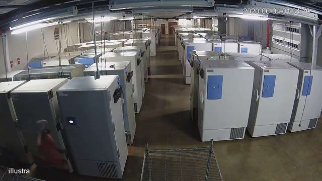 Filmé en train de danser en travaillant par les caméras de surveillances