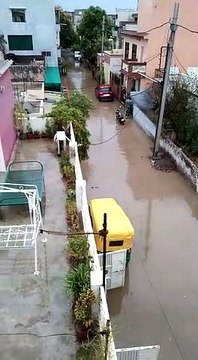 निकासी नहीं होने के कारण अंकित परिसर कॉलोनी में कई घरों में घूसा पानी,घरों में कैद रहवासी