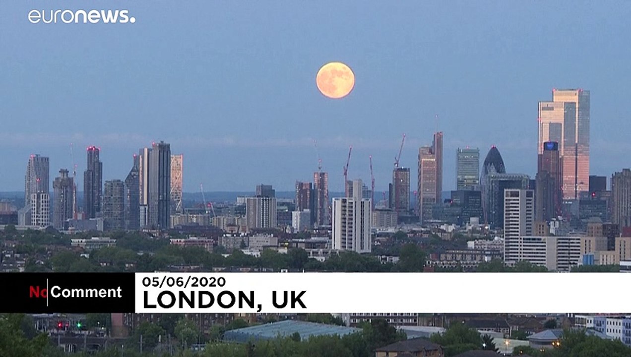 Der erdbeermond ist aufgegangen