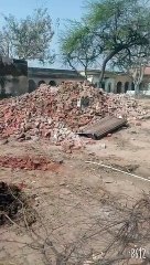 पुरानी तहसील की बिल्ड़िंग को तोड़कर चेयरमैन जबरन बनवा रहा हैं पार्क