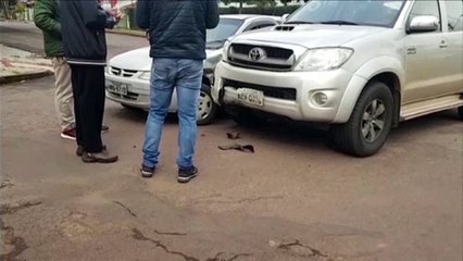 Celta e caminhonete se envolvem em colisão no Centro