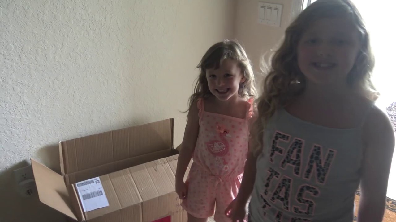 Sophia Isabella e Alice Brincando com Boneca American Girl