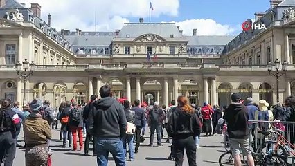 Paris’te kültür ve sanat çalışanlarından protesto