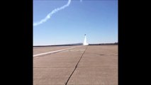 Un avion de chasse fait un vol en rase-motte à deux mètres du sol