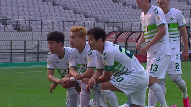 K리그 최고령 이동국 멀티골 활약...전북 선두 복귀 / YTN