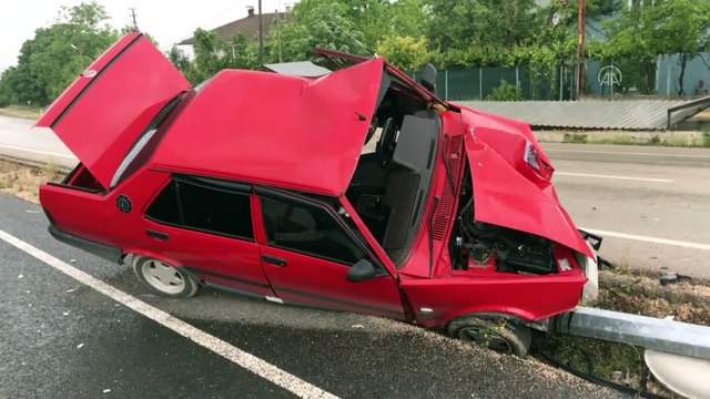 Aydınlatma direğine çarpan otomobildeki iki kişi yaralandı - KARABÜK