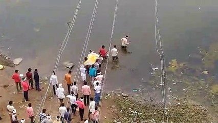 गहरे पानी से होकर शव यात्रा निकालने को मजबूर लोग