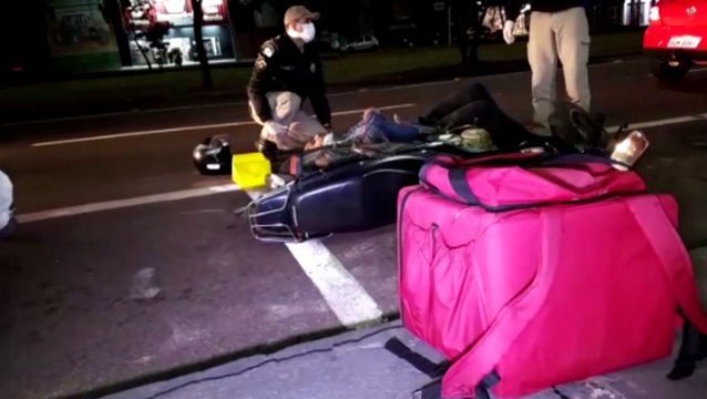 Entregador fica ferido em acidente de trânsito na Avenida Tancredo Neves