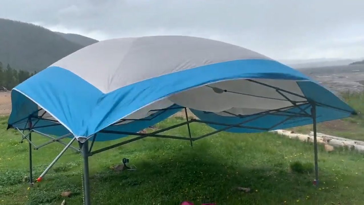 Campsite lashed by fierce winds at Colorado Rockies