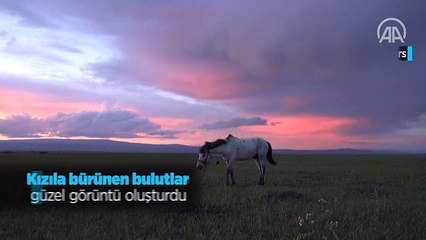 Kızıla bürünen bulutlar güzel görüntü oluşturdu