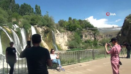 Kısıtlama kaldırılınca vatandaşlar Muradiye Şelalesi’ne akın etti