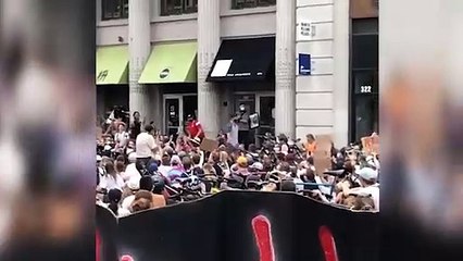 George Floyd’un öldürüldüğü kentte belediye başkanı göstericilerin arasında yuhalandı