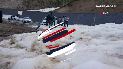 Yaz günü onlarca araç karda mahsur kaldı