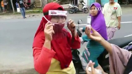 Relawan di Banyumas Bagikan 100 Paket Pelindung Wajah