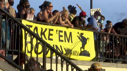 주말 미 전역서 최대규모 평화시위...워싱턴서 LA까지 항의 물결 / YTN