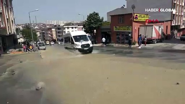 İSKİ borusu patladı: Yollar göle döndü, iş yerlerini su bastı
