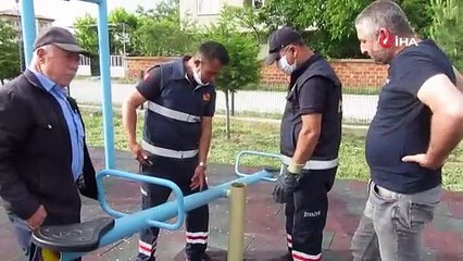 Tahterevalliye sıkışan yavru kediyi itfaiye kurtardı