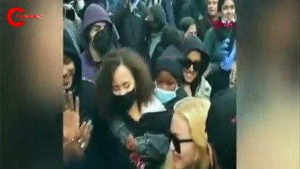 Madonna koltuk değnekleriyle George Floyd protestosuna katıldı