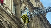 Marseille : Les marins-pompiers affichent les armoiries de la ville sur l'Hôtel de la Préfecture