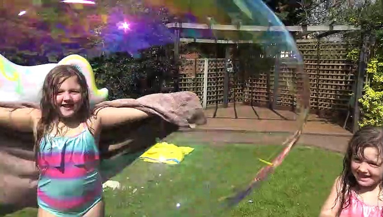 Sophia Isabella e Alice Brincando no Quintal