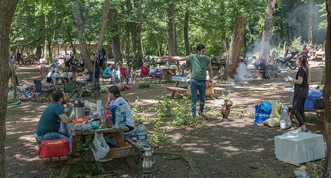 Belgrad Ormanı tıklım tıklım doldu...Uzun araç kuyrukları oluştu