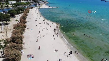 Halk plajındaki sosyal mesafesiz yoğunluk böyle görüntülendi