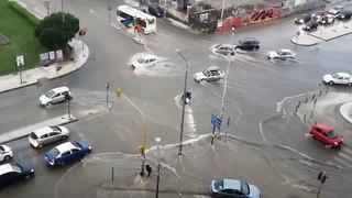 Motorcyclist is swept away by rushing waters during  storm - Οδηγός μηχανής παρασύρεται από ορμητικά νερά στην Θεσσαλονίκη