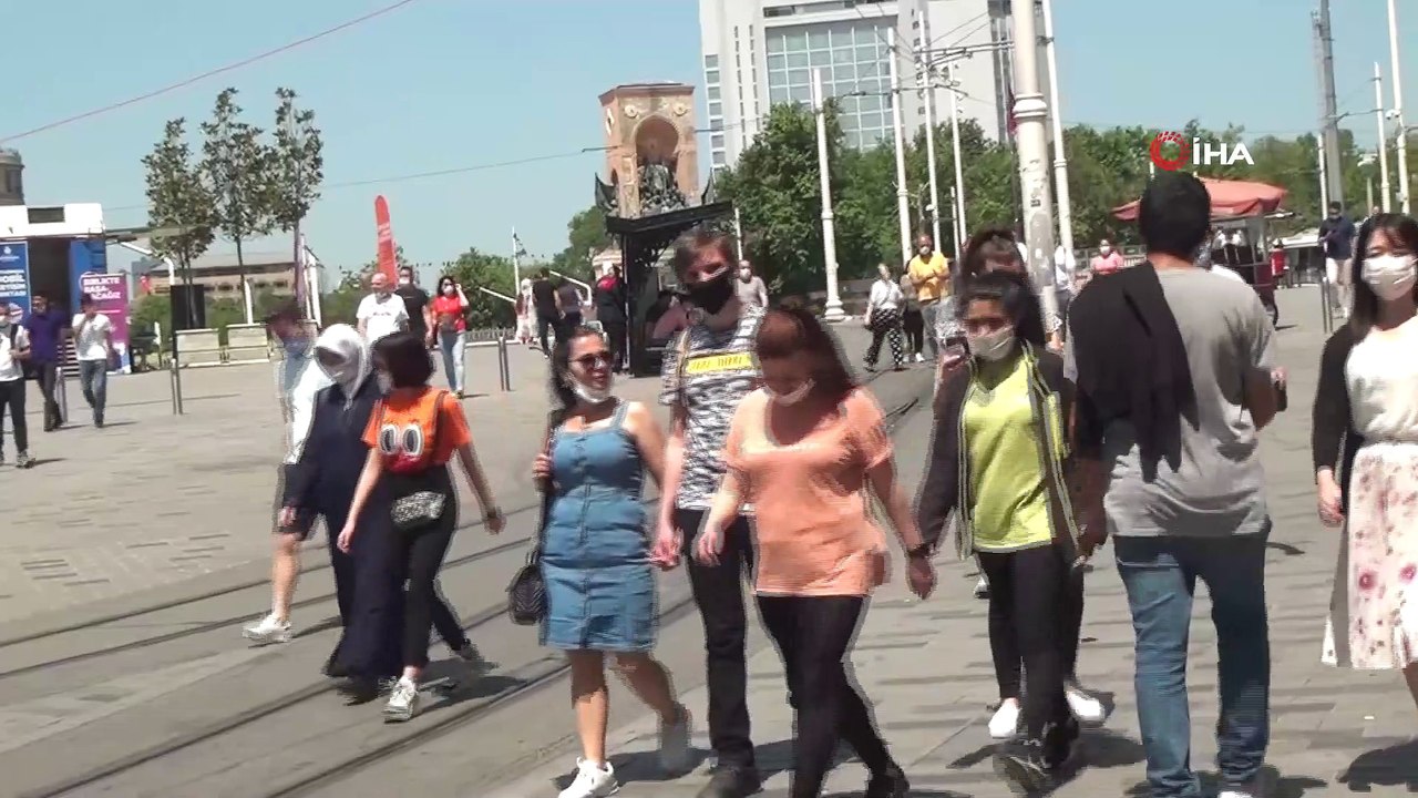 İstiklal Caddesi'nde seyyar satıcıdan gazeteciye ilginç tepki:'Senin yüzünden müşteri gelmiyor'