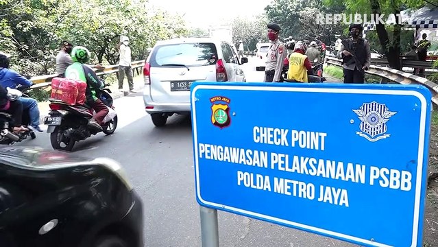 Personil TNI mengimbau penumpang untuk menerapkan jaga jarak di dalam rangkaian MRT, Bundaran HI, Jakarta.