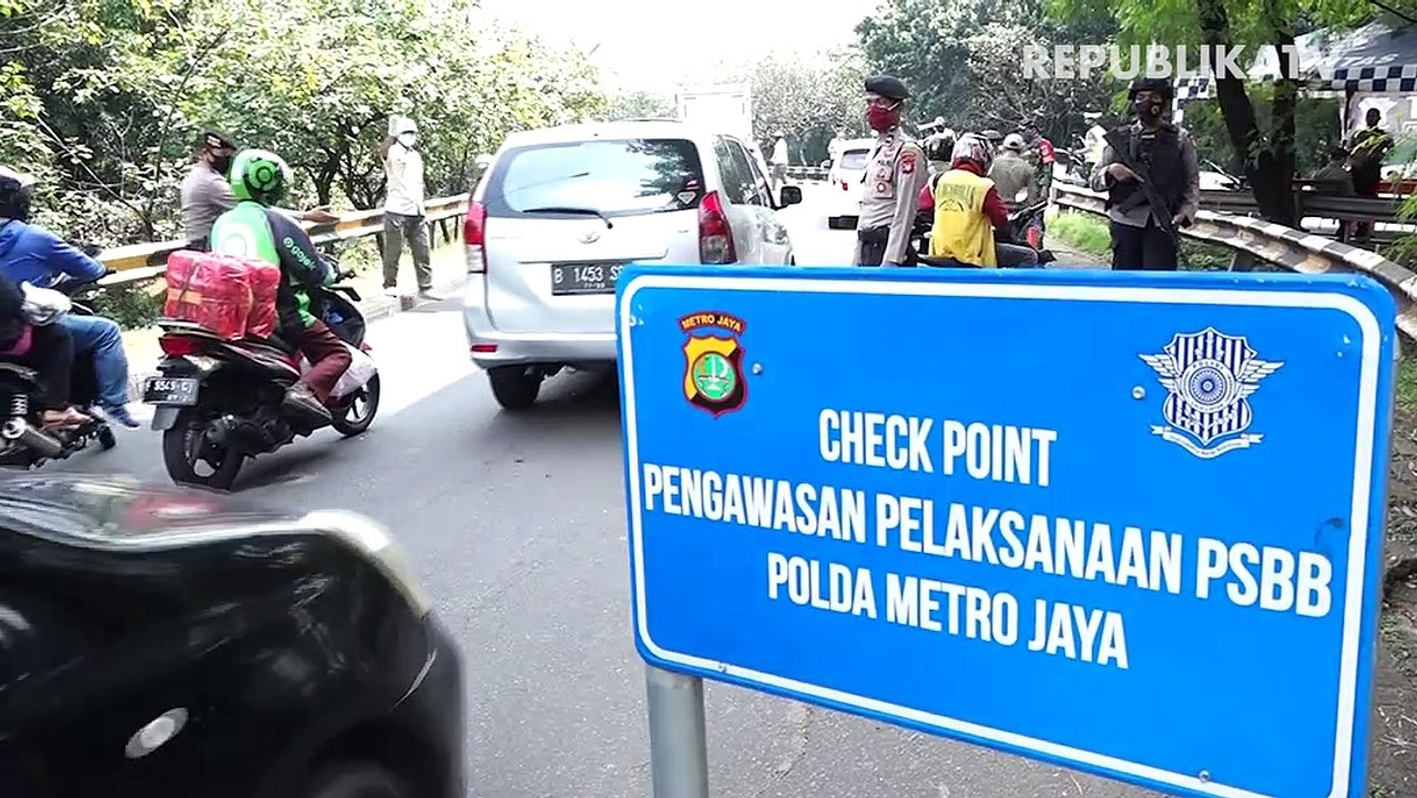 Personil TNI mengimbau penumpang untuk menerapk...