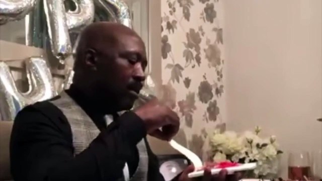 SURPRISE ! Cette carte d'anniversaire lui explose dessus !