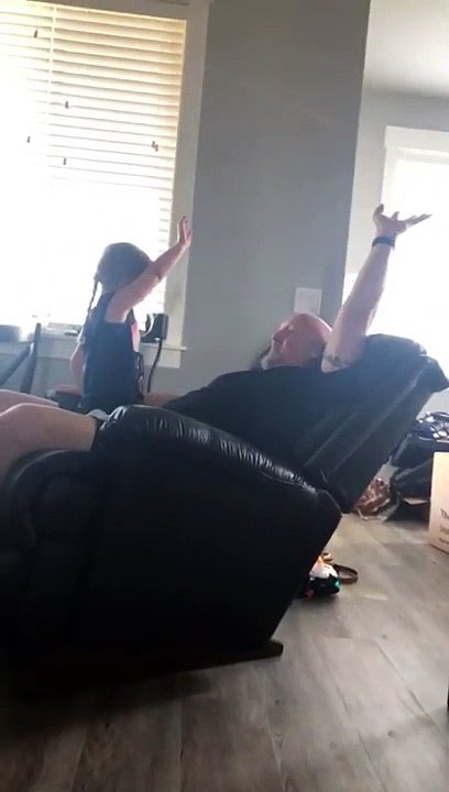 Ce papa sauve sa fille de justesse... joli réflexe pendant sa chute