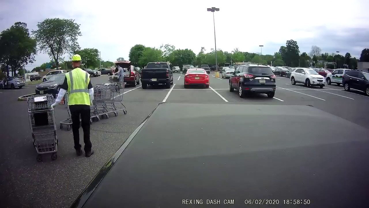 Un employé de supermarché ne s'en sort pas avec ses caddies