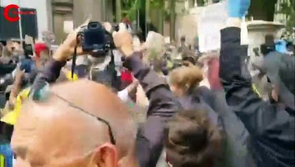 İngiltere'de köle tüccarının 400 yıllık heykeli yıkıldı