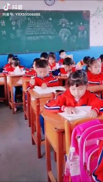 Cet enfant a trouvé la technique parfaite pour apprendre ses leçons