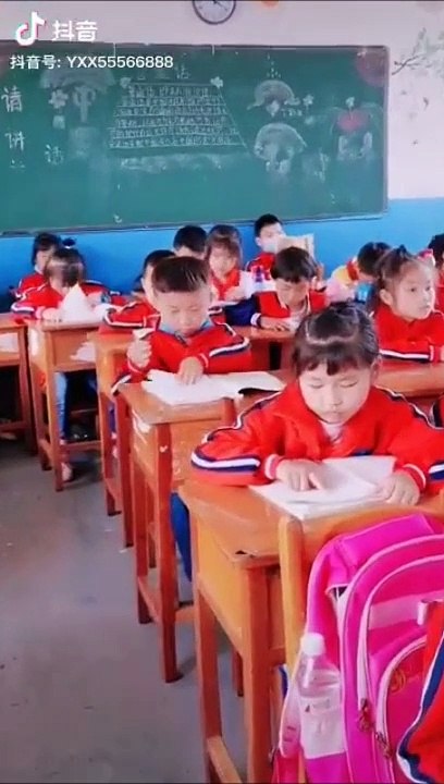 Cet enfant a trouvé la technique parfaite pour apprendre ses leçons