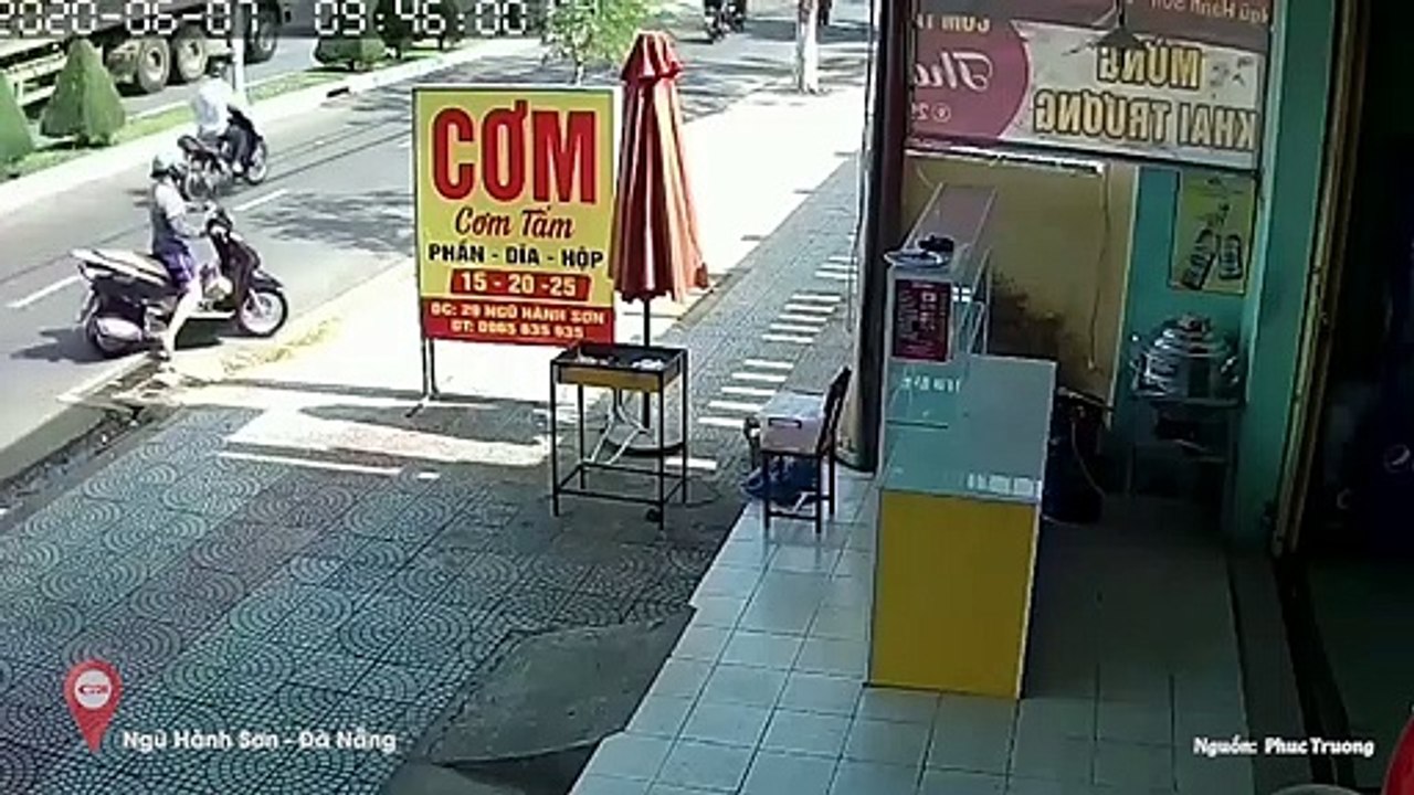 Người phụ nữ đi xe máy ngang nhiên trộm thùng thịt heo ở quán cơm tấm