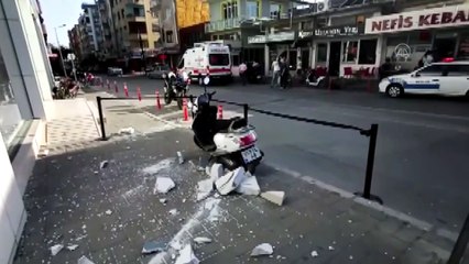 Kafasına gaz beton parçası düşen motosiklet sürücüsünü, kaskı kurtardı - İZMİR