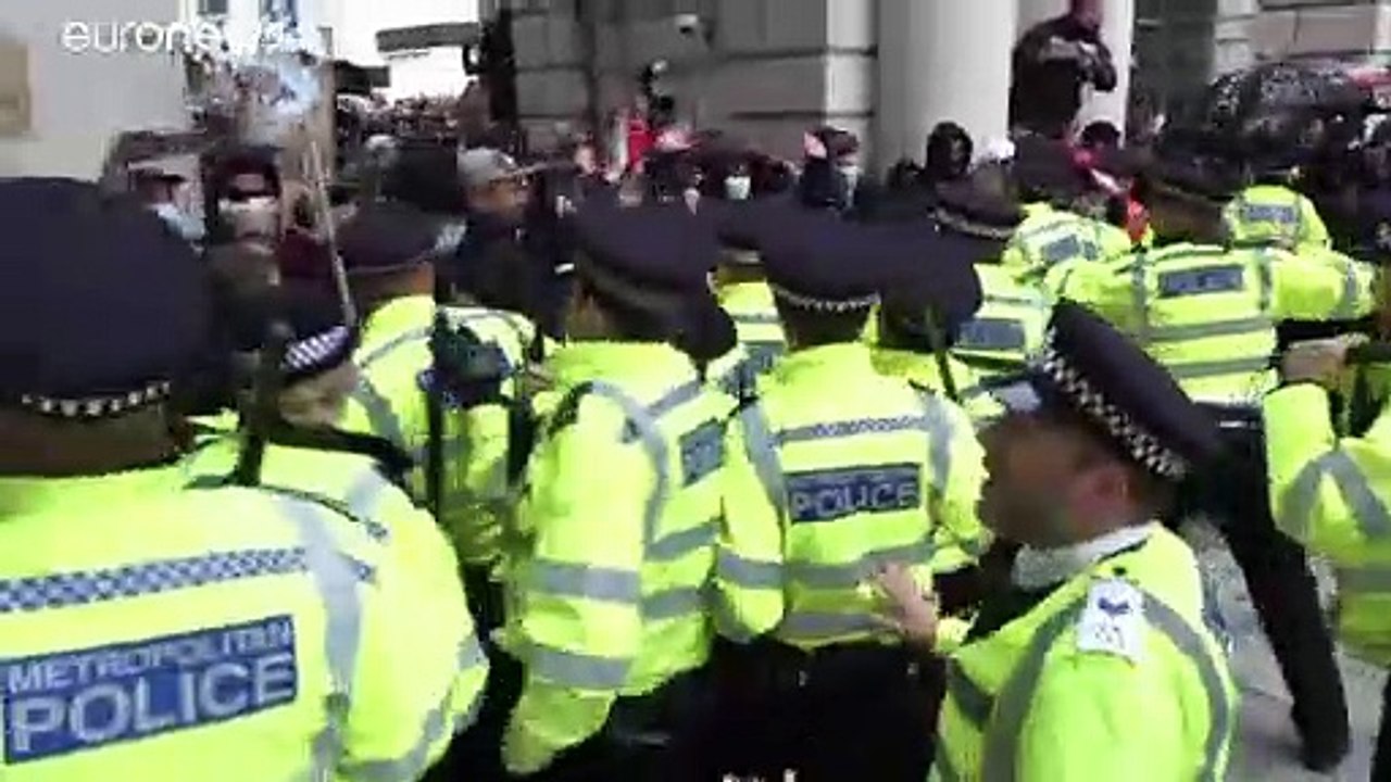 A Bristol gettata nel fiume la statua del mercante di schiavi, 14 poliziotti feriti a Londra