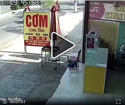 Người phụ nữ đi xe máy trộm thịt lợn ở quán cơm