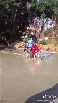 chạy xe tông thẳng vào đường mới đổ bê tông